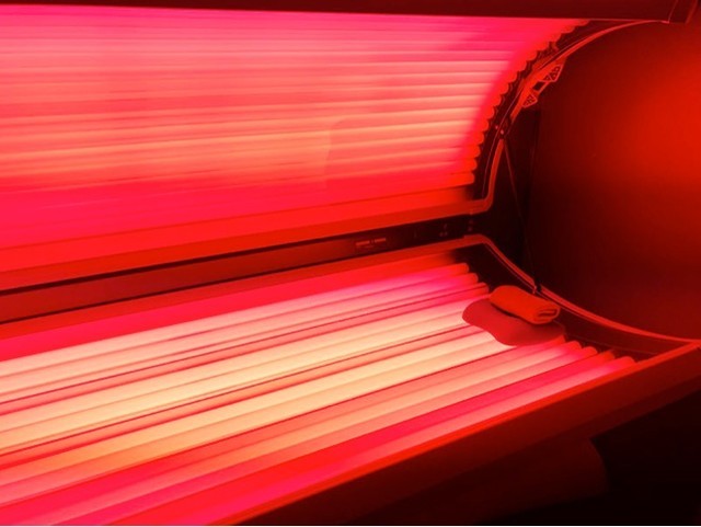 The Benefits of Using a Red Light Therapy Bed for Skin and Health